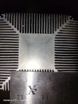 Radiator aluminiowy z cienkimi żeberkami i stalową linijką do pomiaru