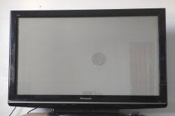 Wyłączony telewizor plazmowy Panasonic z szarawym ekranem w świetle dziennym