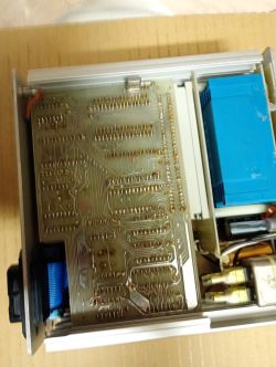 Widok od spodu płytki drukowanej w obudowie elektronicznego urządzenia