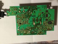 Płytka PCB ładowarki Metabo CA30 12V, widok od spodu z odsłoniętymi ścieżkami.