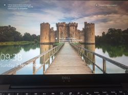Ekran blokady systemu Windows z zamkiem wodnym w tle i godziną 09:38