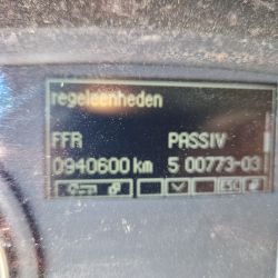 Ekran komputera pokładowego pojazdu z odczytanymi informacjami o przebiegu 940600 km i komunikatem PASSIV.