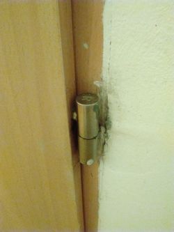 How to Remove Internal Doors with Screw-In Hinges: Resolving Lifting Resistance Issues