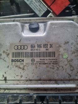 Sterownik silnika BOSCH 06A 906 032 DK z oznaczeniami i kodem kreskowym, widoczne złącza oraz zabrudzenia.