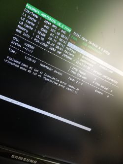Dlaczego nowy komputer włącza się i wyłącza po chwili?