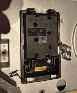 Złącze elektryczne z oznaczeniem 450V~40A na obudowie elementu TB190