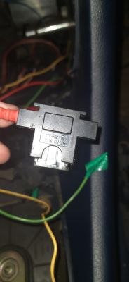 Audi A6 C5 '98: Kable pod schowkiem pasażera - identyfikacja i podłączenie