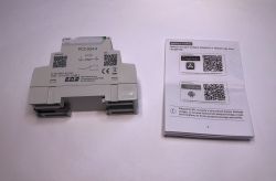 Zegar programowalny PCZ-524.4 obok ulotki z kodami QR do aplikacji