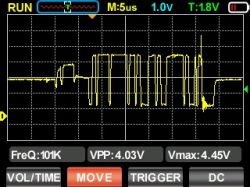 Zrzut ekranu z oscyloskopu pokazujący zakłócony przebieg sygnału o częstotliwości 101 kHz i napięciu szczytowym 4,45 V.