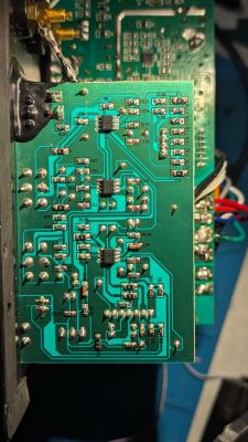 Płytka PCB z elementami SMD, widoczna z góry, bez śladów uszkodzeń