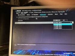 Zrzut ekranu z interfejsu BIOS UEFI na komputerze ASUS, pokazujący zaawansowane ustawienia portu szeregowego.