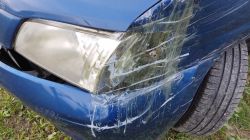 Stłuczka i uszkodzenia auta - czy można jeździć z wgiętym nadkolem i rozbitym kierunkowskazem?