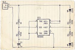 Ręcznie narysowany schemat z układem NE555, rezystorami R1–R4, kondensatorem C1 i diodami LED1/LED2
