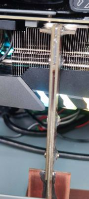 Samodzielnie wykonany wspornik karty graficznej MSI 4080 Super z laminatu w komputerze.