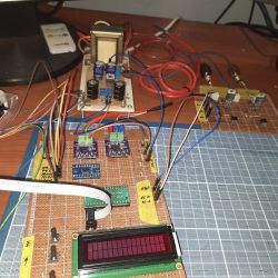 Układ elektroniczny na płytce uniwersalnej z wyświetlaczem LCD i podłączonymi przewodami.