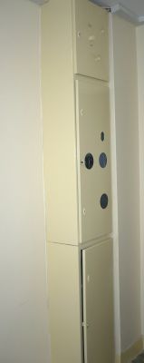 Zdjęcie pionu elektrycznego z trzema metalowymi skrzynkami.