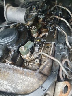 Silnik samochodu Mercedes-Benz z wyraźnymi wtryskiwaczami.