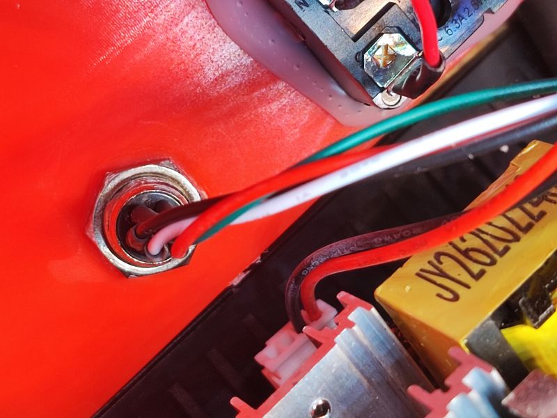 Zbliżenie na wnętrze stacji lutowniczej Yato YT-82462, ukazujące detale okablowania i elementy elektroniczne.