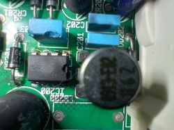 Zbliżenie na płytkę z układem scalonym Viper12A oraz innymi komponentami elektronicznymi.