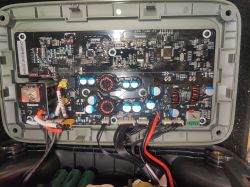 Wnętrze stacji zasilania Baseus BPM600 z widocznymi komponentami elektronicznymi