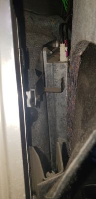 BMW E60 '06 Biała kostka w bagażniku do niczego nie podpięta