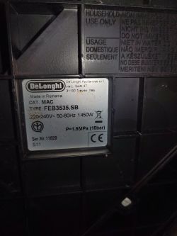 Zdjęcie tabliczki znamionowej ekspresu do kawy DeLonghi Dinamica model FEB3535.SB.