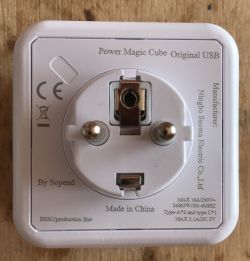 Klon Power Cube - rozdzielacz w kształcie kostki z zasilaczem USB [Schemat]