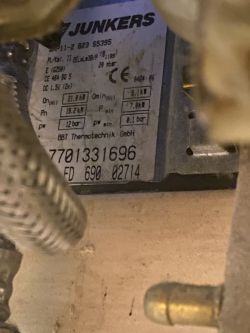 Tabliczka znamionowa pieca Junkers z danymi technicznymi.
