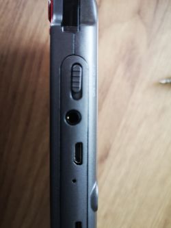 Jak podłączyć konsolę do TV Samsung UE55NU7172, mając taki kabel i wejścia?