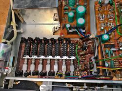 Wnętrze tunera ZRK T-7010 ukazujące elementy elektroniczne i przyciski isostat.