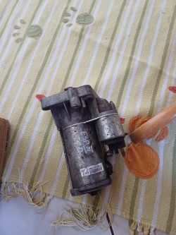 Rozrusznik do Renault Espace 3 2.2D na tle wzorzystej tkaniny