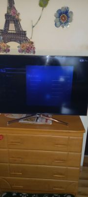 Ekran telewizora wyświetla ciemny obraz z trudnym do odczytania menu ustawień.