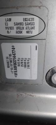 Tabliczka znamionowa samochodu Renault z numerem VIN oraz danymi technicznymi pojazdu.