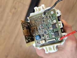 Zbliżenie na układ elektroniki BMS baterii Bosch PowerTube 625 w dłoni.