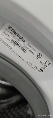 Tabliczka znamionowa na pralce Electrolux z numerem modelu i szczegółami technicznymi.