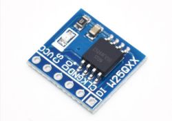 W25QXX flash memory module on blue PCB with 8 pins and surface-mount chip