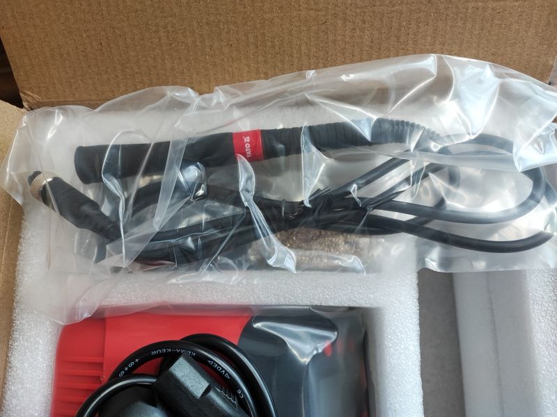 Zawartość pudełka z lutownicą Yato YT-82462 zapakowana w folię ochronną.