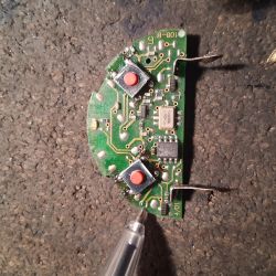Płytka drukowana z elementami elektronicznymi i brakującym komponentem