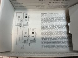 Schemat podłączenia dwóch par fotokomórek Beninca PUPILLA z opisem synchronizacji