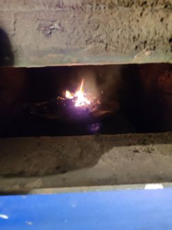 Mały płomień w piecu EKO-KWP Keller 15 kW podczas użytkowania.