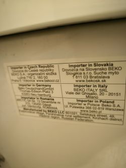 Etykieta z danymi importerów firmy BEKO w różnych krajach europejskich oraz informacją o producencie.