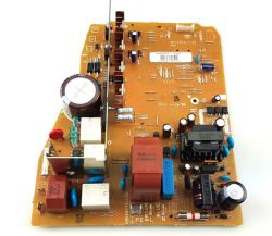 Zdjęcie płytki drukowanej z różnymi elementami elektronicznymi.