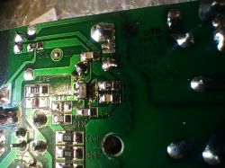 Zbliżenie na płytkę PCB ładowarki Parkside PLG 18 A1 z oznaczonymi elementami SMD i widocznymi ścieżkami.