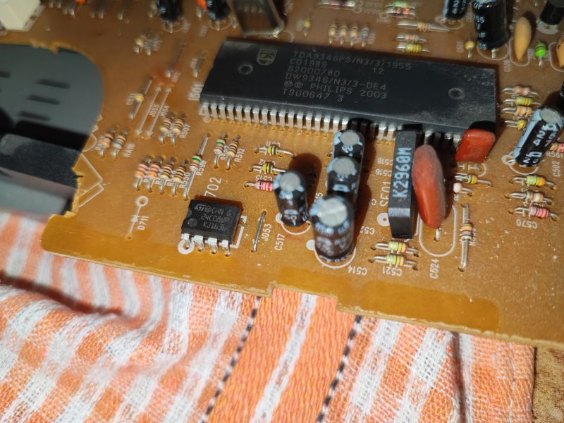 Zbliżenie na płytkę główną telewizora kineskopowego Daewoo K14C5GT z widocznymi elementami elektronicznymi.