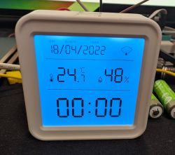 Smart Tuya Wi-Fi Thermometer Display Smart Tuya Wi-Fi thermometer displaying date, temperature, and humidity.