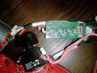 Uszkodzony element na płytce elektroniki wkrętarki Milwaukee C18 CPD - identyfikacja