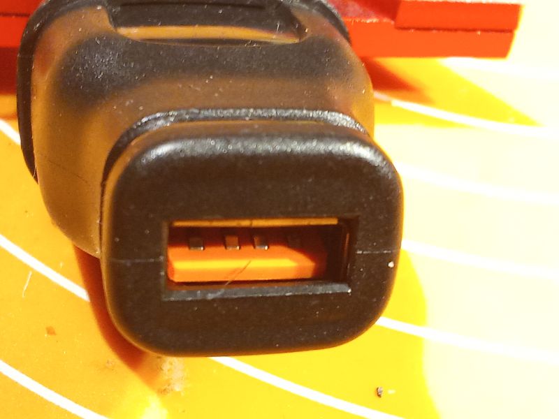 Zbliżenie na port USB w czarnej obudowie z pomarańczowym wnętrzem