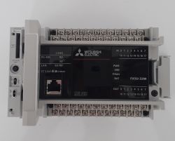 Wnętrze sterownika PLC MELSCEC iQ-F FX5U Wnętrze sterownika PLC MELSCEC iQ-F FX5U