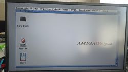 Screenshot von AmigaOS 3.2 mit den Symbolen Ram Disk, System und Work auf dem Desktop.