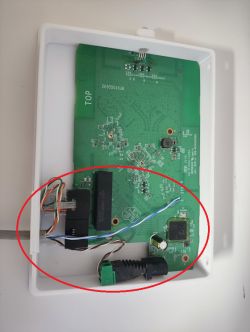 Wnętrze punktu dostępowego z podłączonym kablem Ethernet w konfiguracji FastEthernet